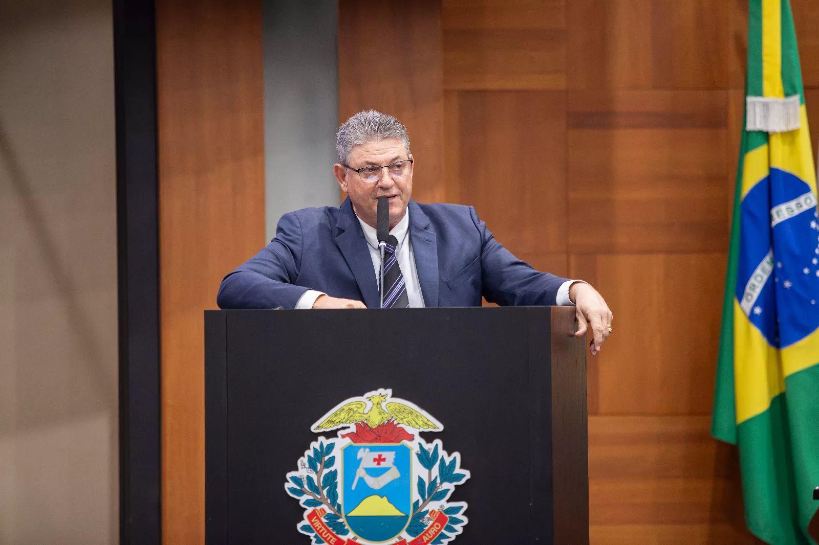 Valmir Luiz Moretto discursando na tribuna da Assembleia Legislativa de Mato Grosso